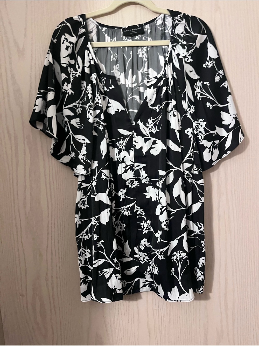 Lane Bryant Black & White Floral V-Neck Flutter Sleeve Blouse